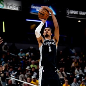 开云体育官网-4000场里程碑！文班29+11马刺送独行侠6连败 弗拉格连4场30+