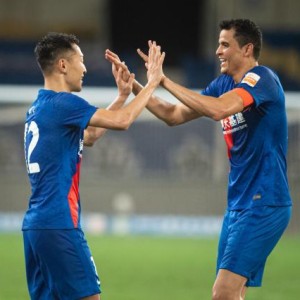 开云体育官网-2球被吹+失点豪华申花战平 德比战谁为康熙解忧？